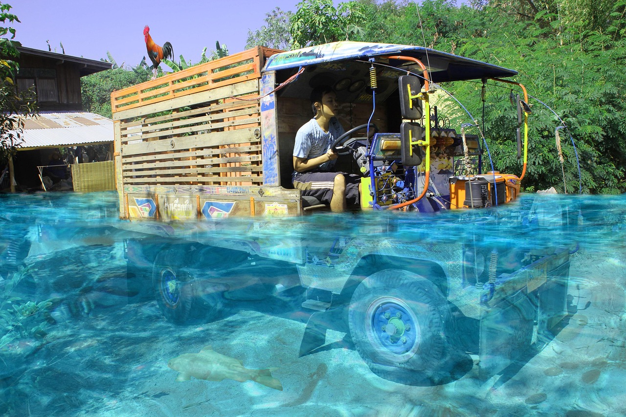 Dinas Damkar Kaur Distribusi Bantuan di Masjid